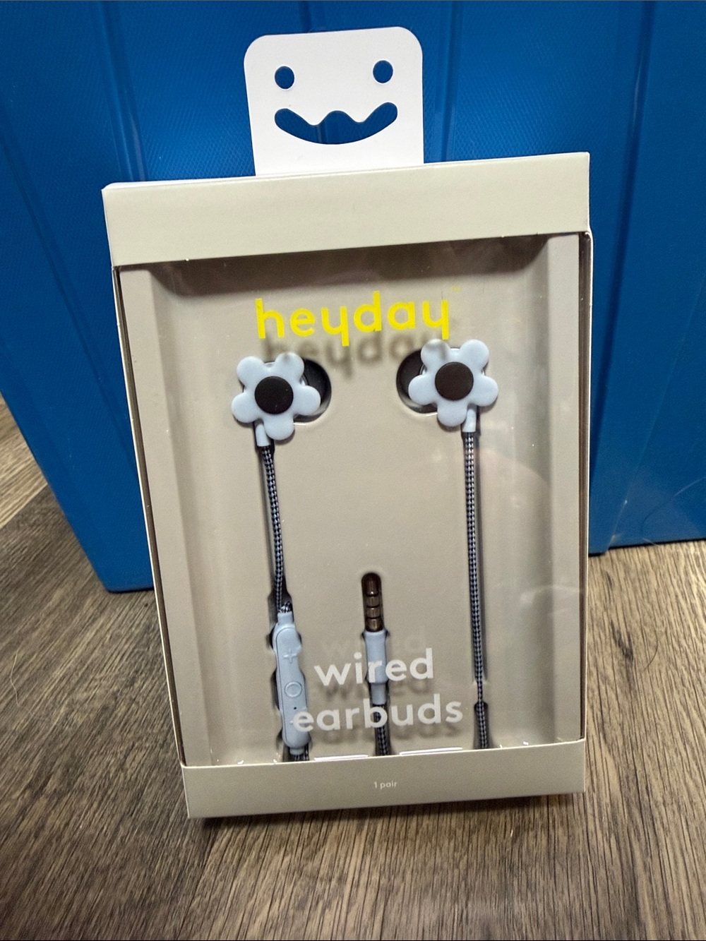 heyday Flower Wired Earbuds - Pale Blue with Dark Centers